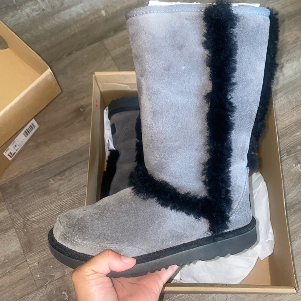 Girl Ugg boots Grey and black. Gently Used size 2